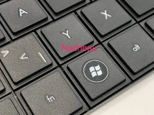 Nachbau Tastatur mit minderwertigen und veralteten Tastenkappen Aufklebern
