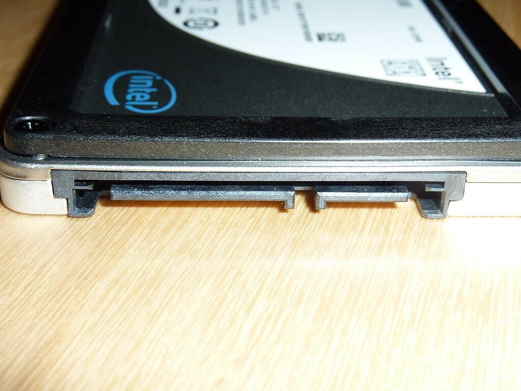 Eine SSD mit SATA Anschluss von Intel