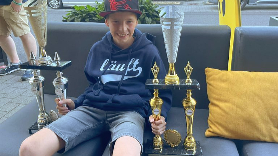 Niels-mit-seinen-Pokalen